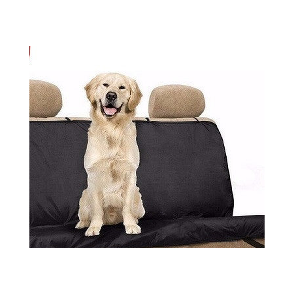 Funda impermeable negra cubriendo el asiento trasero de un auto con un perro sentado encima