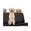 Funda impermeable negra cubriendo el asiento trasero de un auto con un perro sentado encima